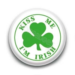 Badge kiss me I'm Irish