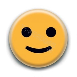 Badge : Smiley sourire timide